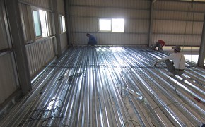 俊哥鋼構工程師正在現場進行鋼構廠房勘查