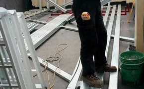 俊哥鋼構施工人員正在進行台中鋼構屋焊接作業